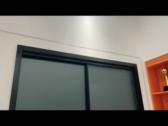 16Εξαιρετικά στενή συρόμενη πόρτα.